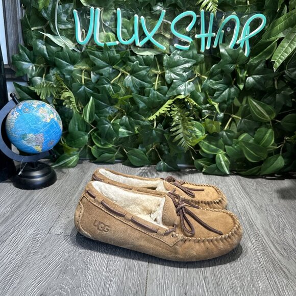 UGG Women's Dakota Suede Moccasin Slippers Chestnut Brown Size 5 1107949 - Picture 1 of 8